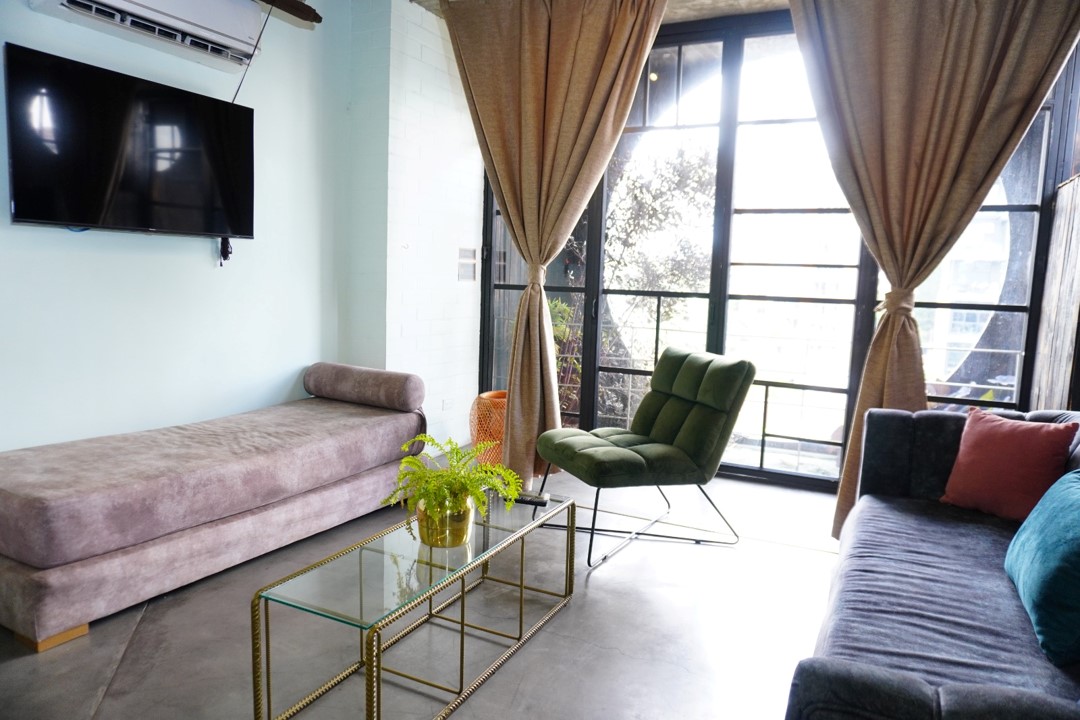 Spacious and well-lit living room in Hotel Medellin Nido Sky with designer furniture